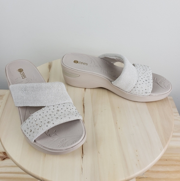 BZees Wedge Slide Sandal Size 9M Dynasty Bright Gold Beige Comfort Casual Sandal - Picture 8 of 11